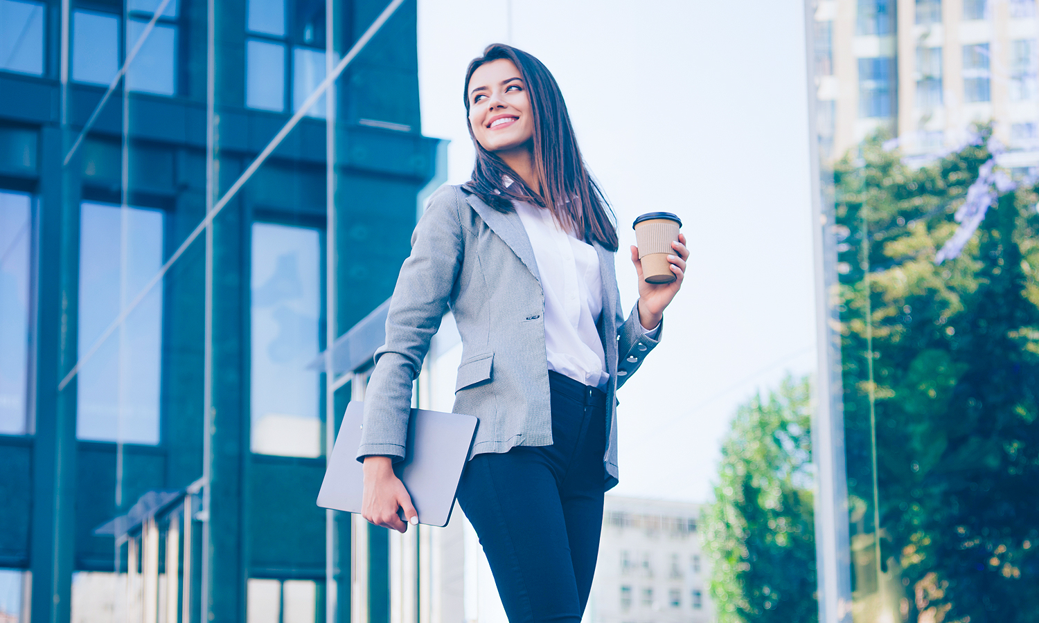 01-INV-GRP-5_Key_Inv_Princ_to_Know-RES_ART-1500x900-FIN Woman holding laptop and coffee in hands