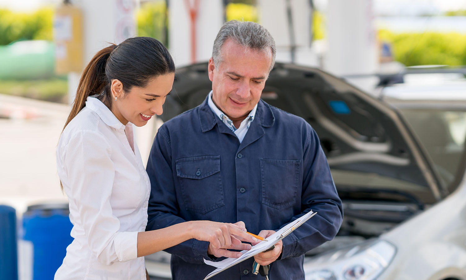 woman talking to a mechanic about her car